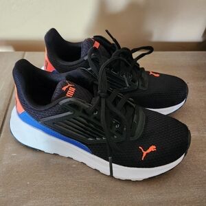 Boys Pumas Size 4